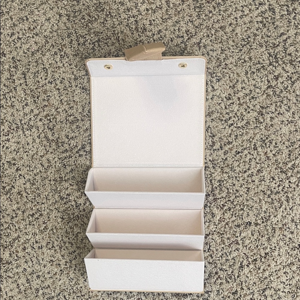 Elegant tan sunglasses case.  Holds 3 pair of sunglasses.  Never used.